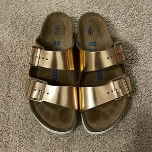 Birkenstock Arizona Sz 38 Sandals in Metallic Rose Gold